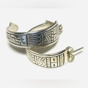 Carolyn Pollack, Roderick and Marilyn Tenorio 
Sterling Silver Hoop Rarrings